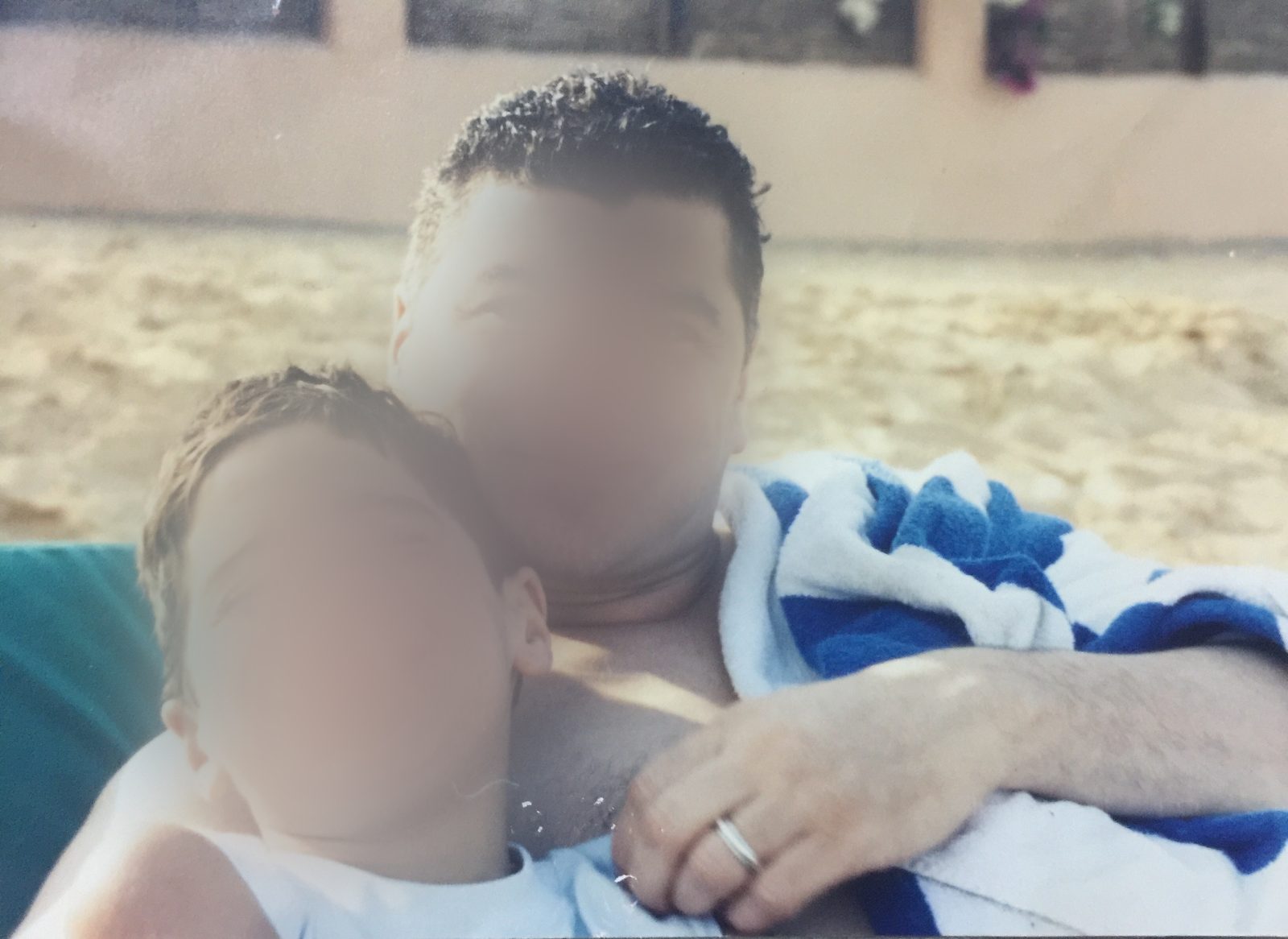 صورة قديمة لأب وابنه في قرية ديزني بيتش