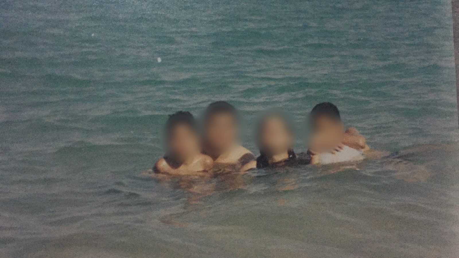 صورة قديمة من التسعينات لشاطئ قرية ديزني بيتش والبحر